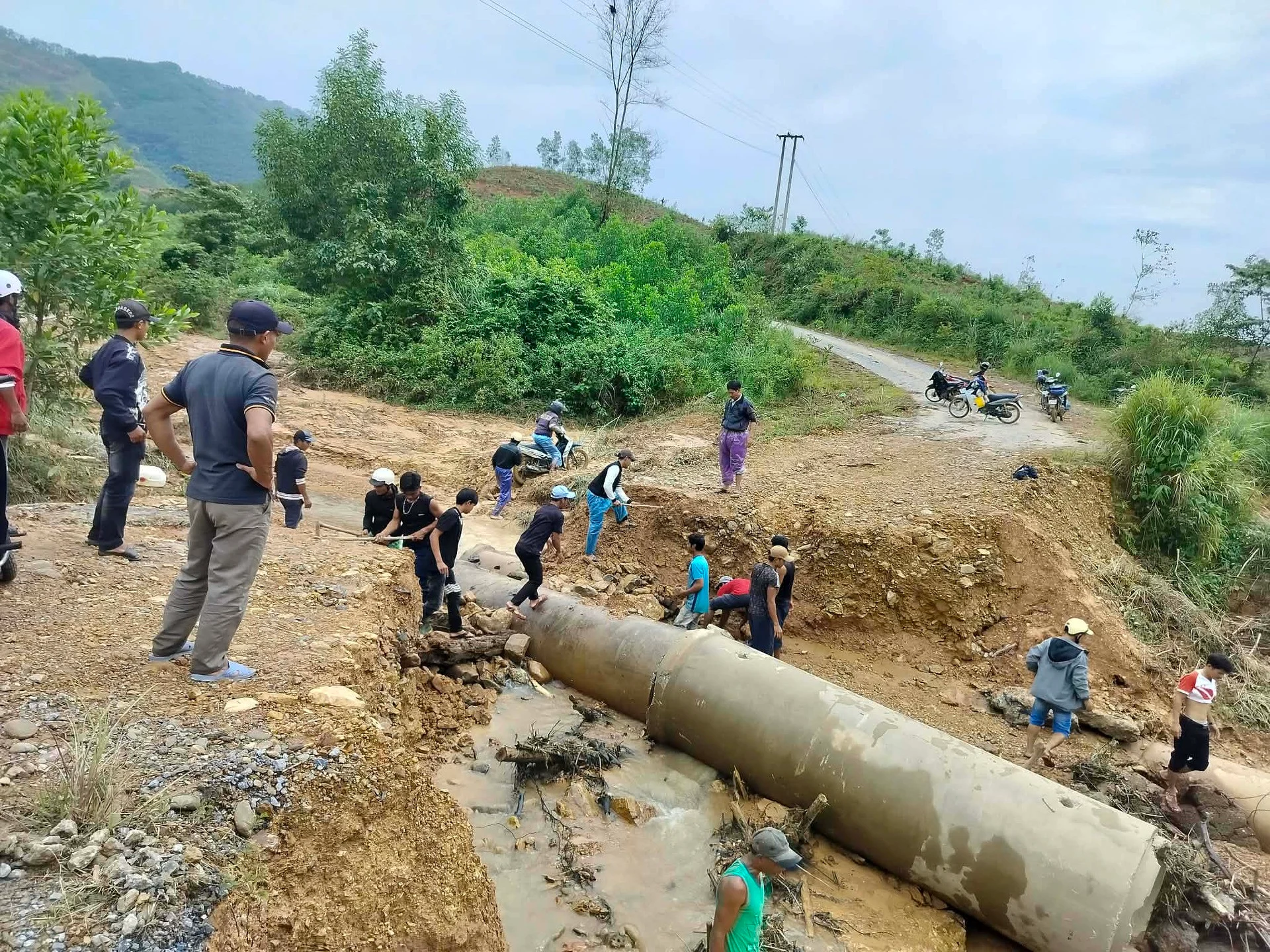 Giáo viên vùng sâu băng rừng lội suối gieo chữ ở Cát Trỉa