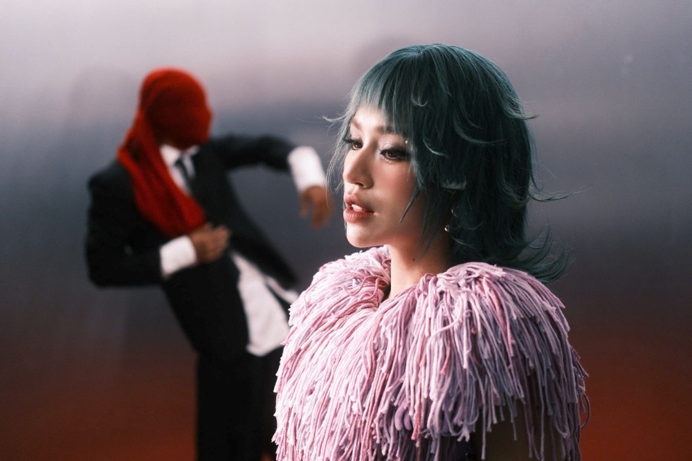 DJ Tít lột xác từ bàn DJ sang ca sĩ Pop/R&B qua MV siêu thực