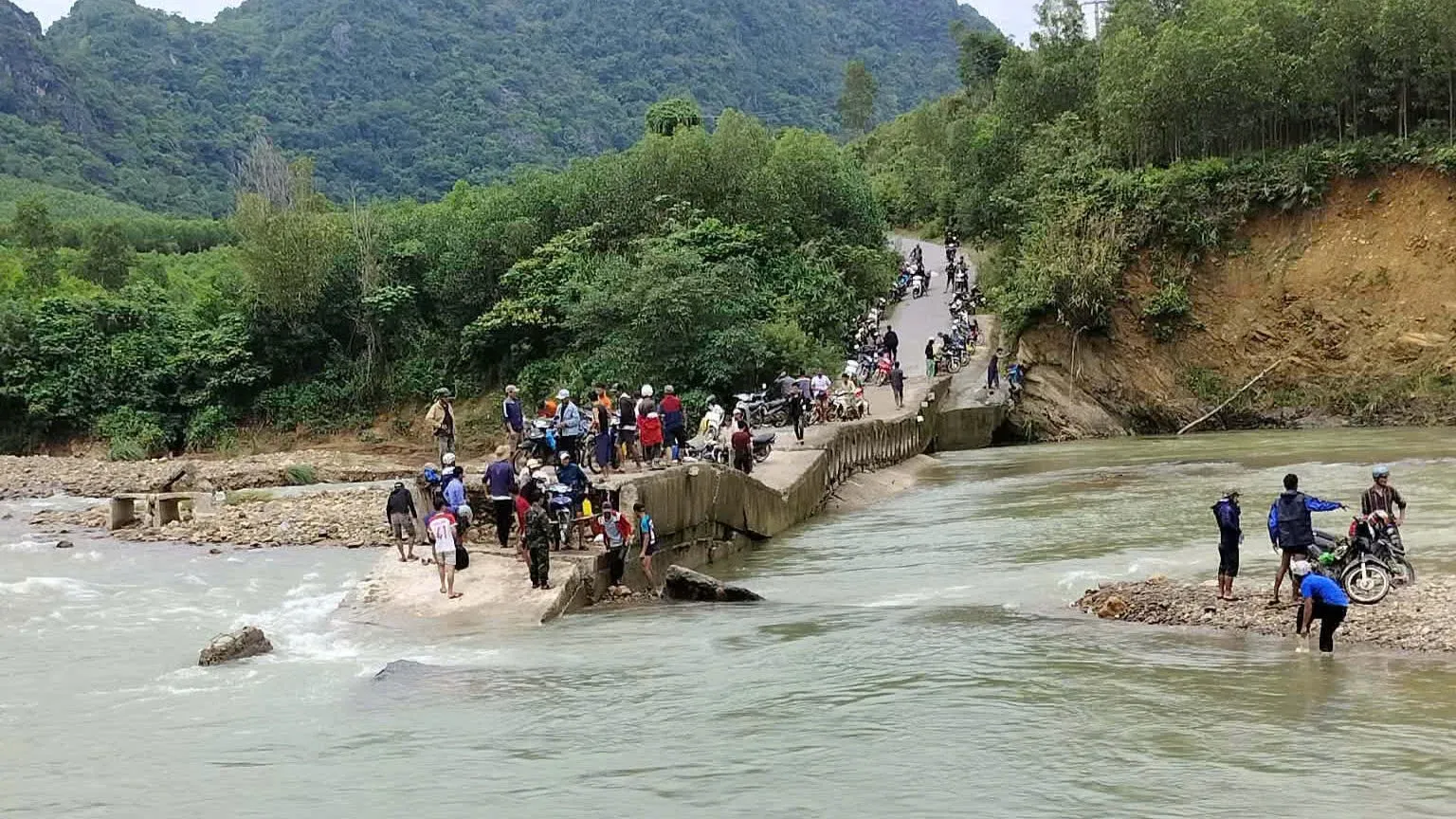 Giáo viên vùng sâu vượt suối băng rừng: thách thức và điểm tựa cộng đồng