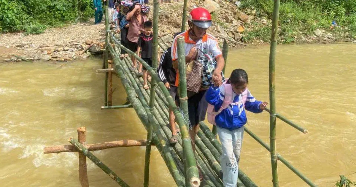 Khi sạt lở đe dọa học tập: địa phương mở đường tạm cứu quyền đến trường