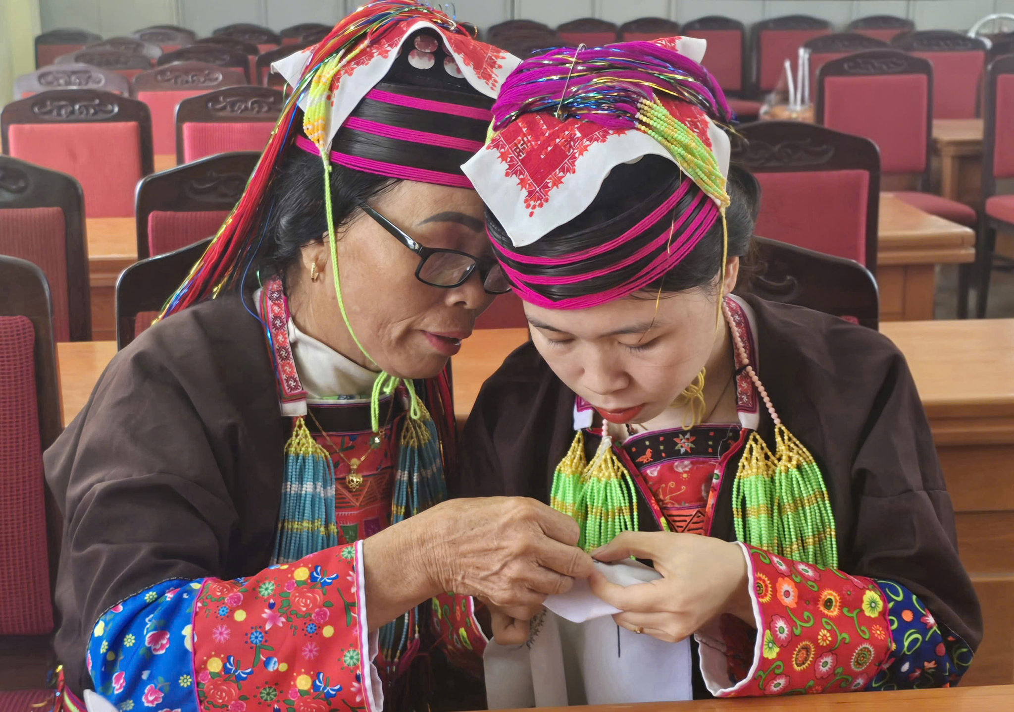 Phụ nữ Dao Thanh Y, Chăm giữ nghề thủ công trong không gian cộng đồng