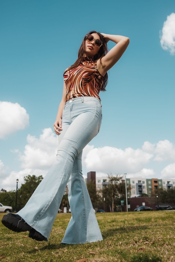 Mom Jeans Và Phối Đồ Denim Retro Theo Cách Hiện Đại