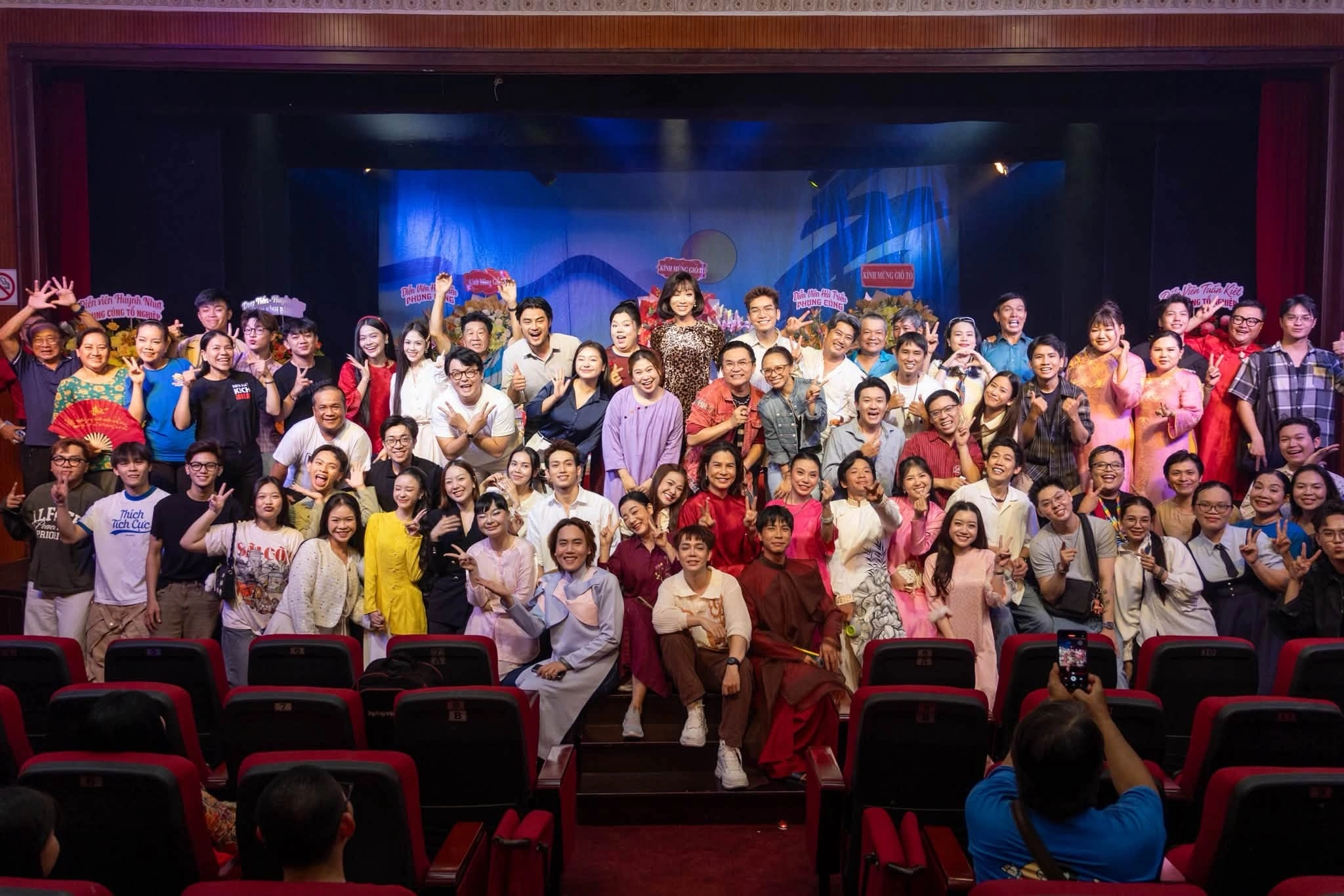 Hoài Lâm và Hoài Linh tại lễ Giỗ Tổ nghề: Nhịp cầu thế hệ trên sân khấu truyền thống