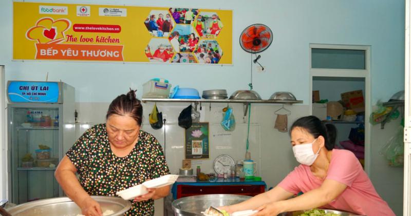Những người phụ nữ im lặng ở bếp và những bữa ăn tình thương