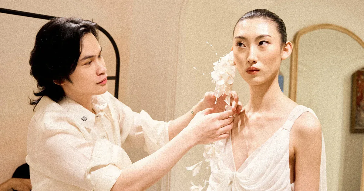 Áo dài Việt và cơn mưa Huế trên sàn diễn Paris