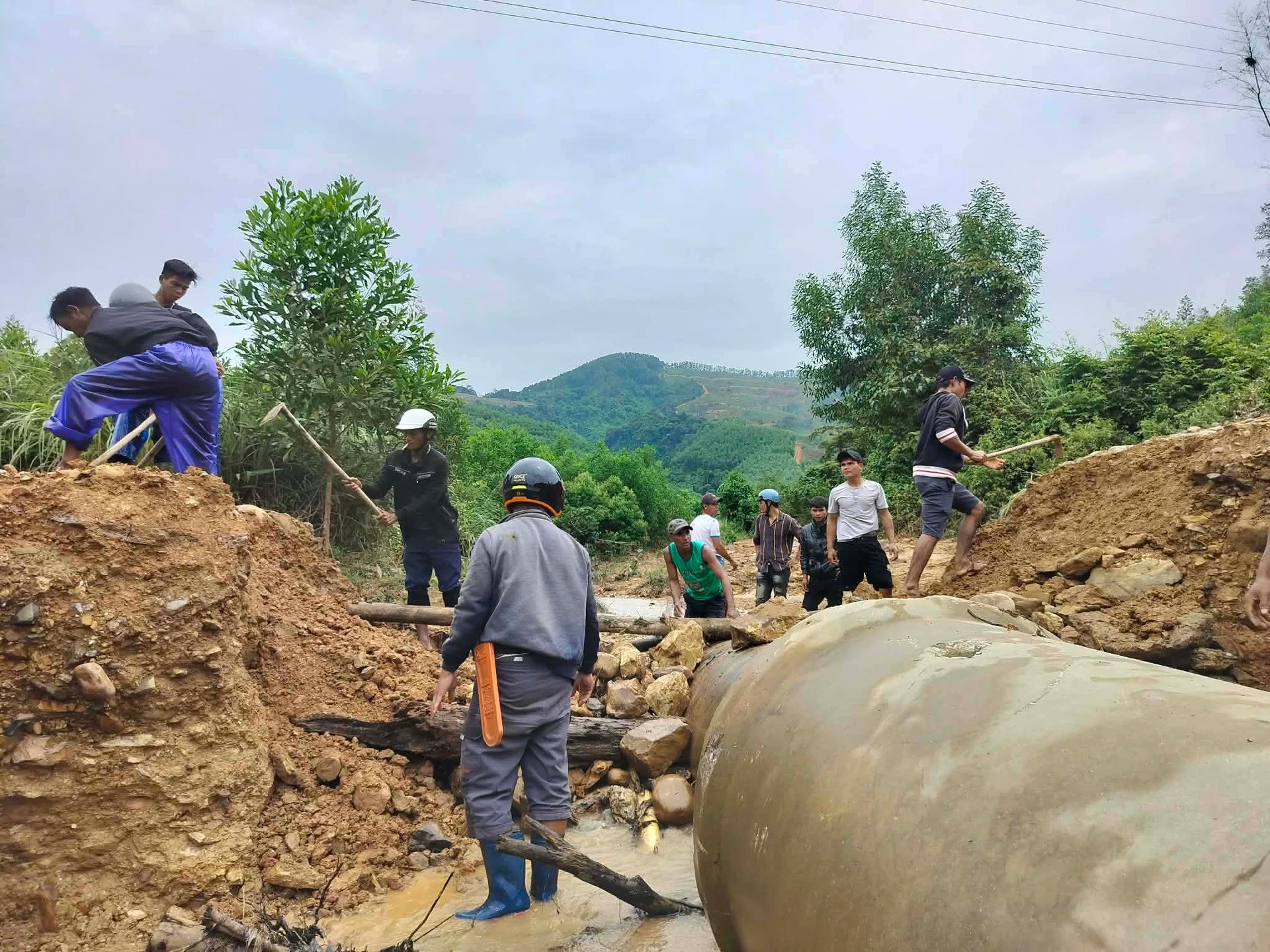 Giáo viên vùng sâu băng rừng lội suối gieo chữ ở Cát Trỉa