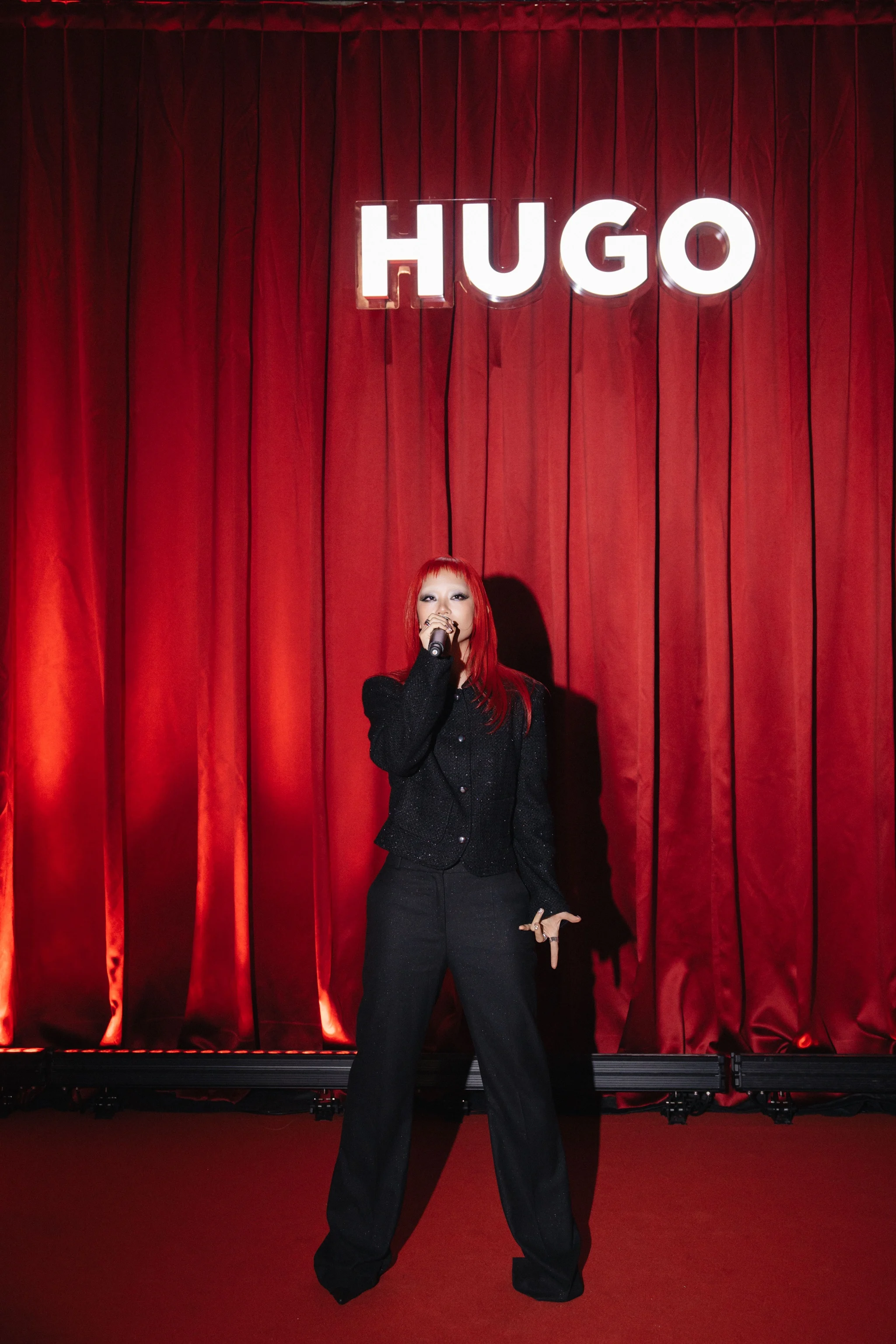 Hugo Thu-Đông: Sắc đỏ như lời hiệu triệu cho thế hệ trẻ táo bạo