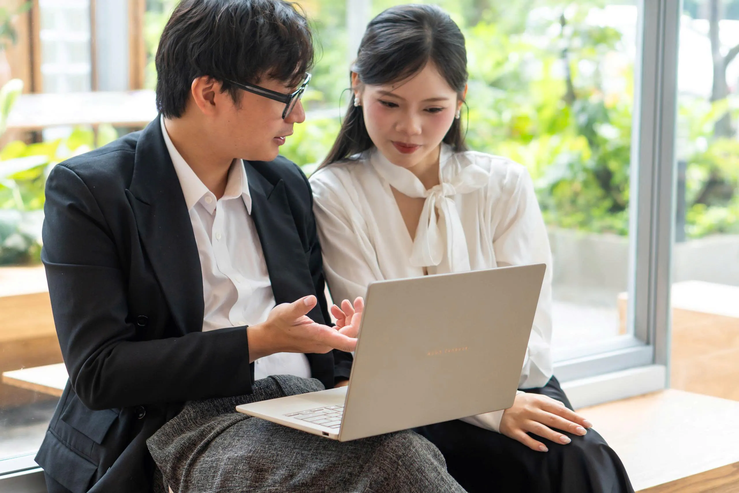 Laptop Siêu Nhẹ Dưới 1.5kg: Chọn Sao Cho Đáng Tiền?