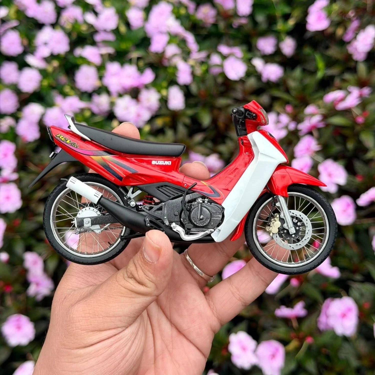 Cha mẹ và mô hình xe máy miniature: Đam mê nhỏ, giá trị lớn
