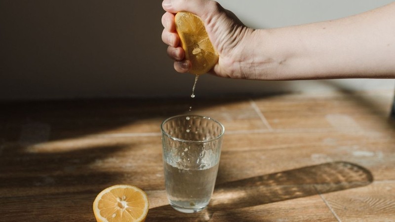 Nước detox từ chanh, dưa chuột và gừng: Hướng dẫn an toàn và hiệu quả từ chuyên gia dinh dưỡng