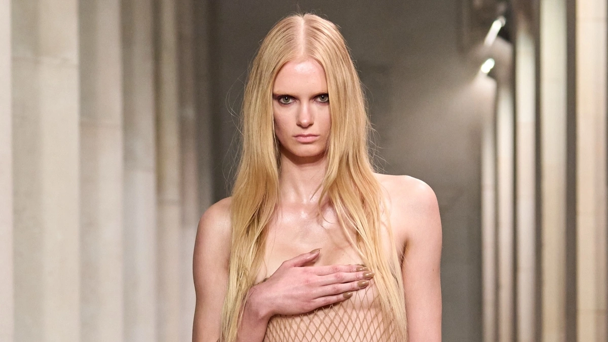 Những màn trình diễn gây tranh cãi ở London Fashion Week: Khi sự táo bạo chạm trần phản cảm