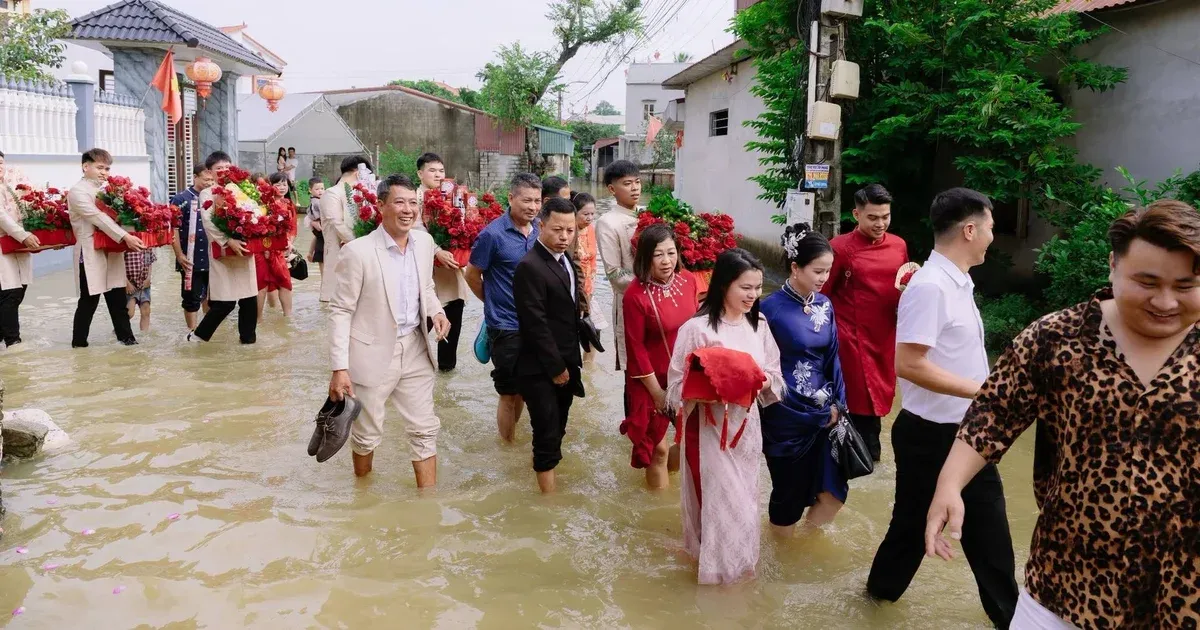Đám cưới giữa lũ lụt Hà Nội và bộ ảnh cưới độc nhất vô nhị