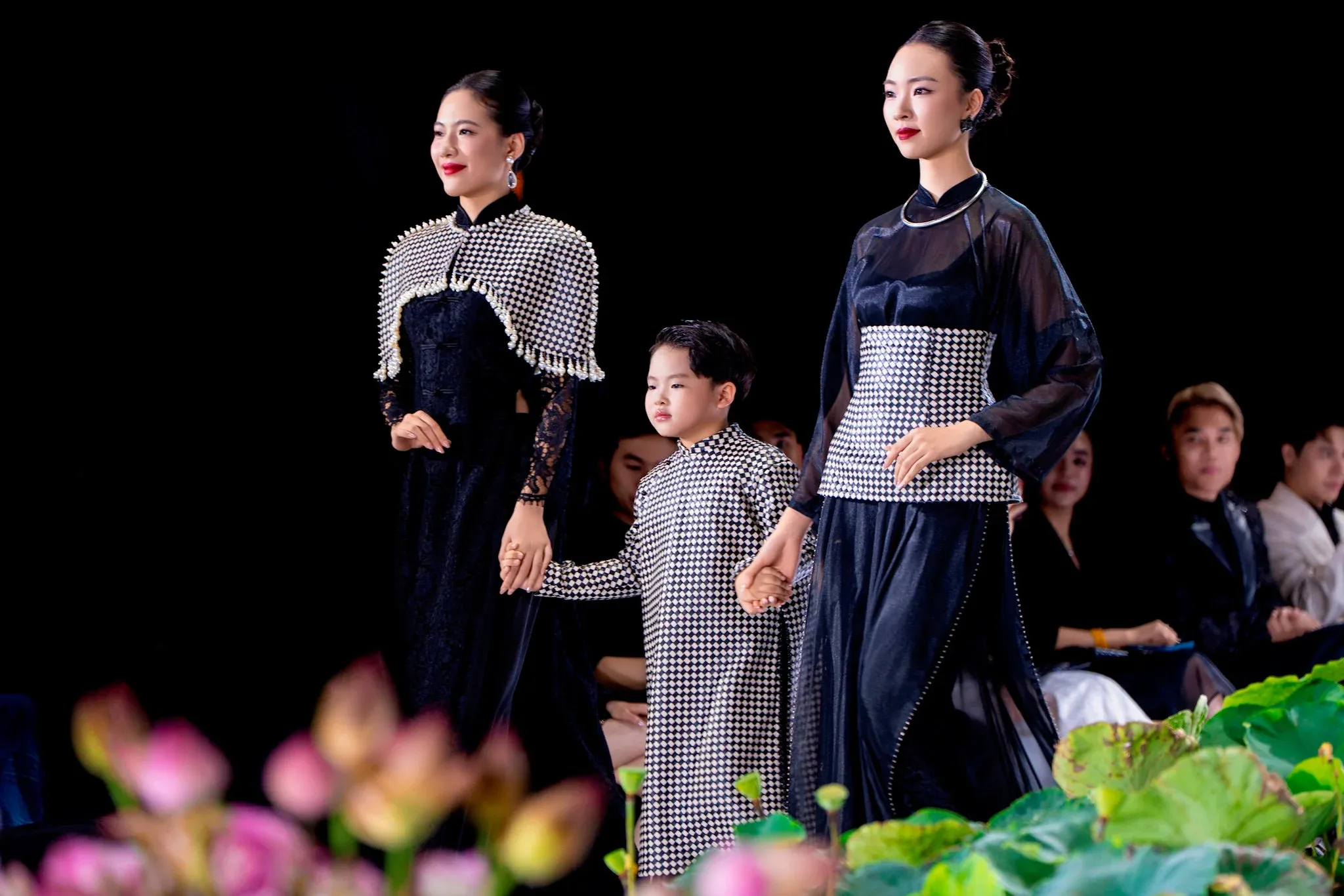 Sắc màu Hà Nội trên sàn diễn thời trang đương đại