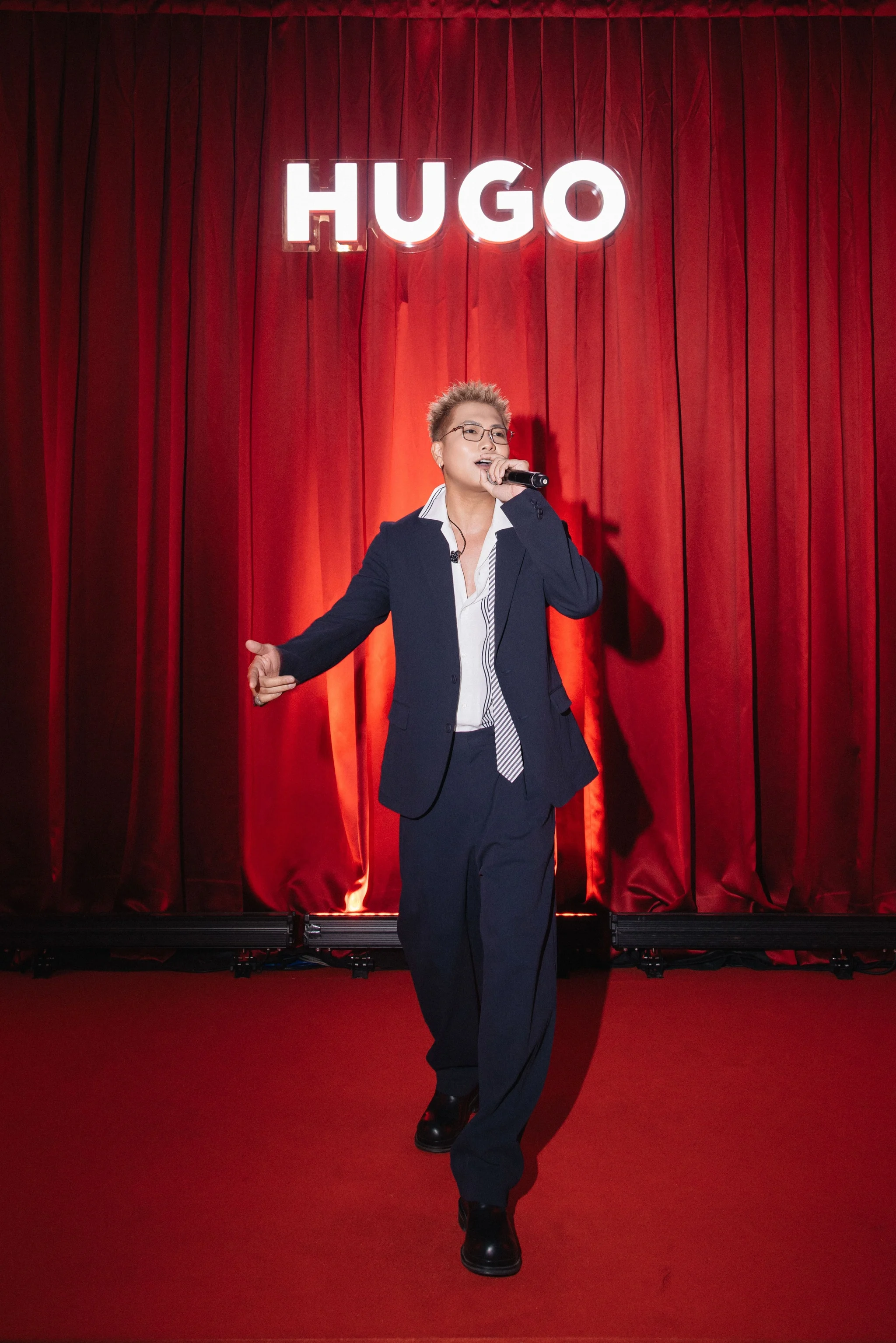 Hugo Thu-Đông: Sắc đỏ như lời hiệu triệu cho thế hệ trẻ táo bạo