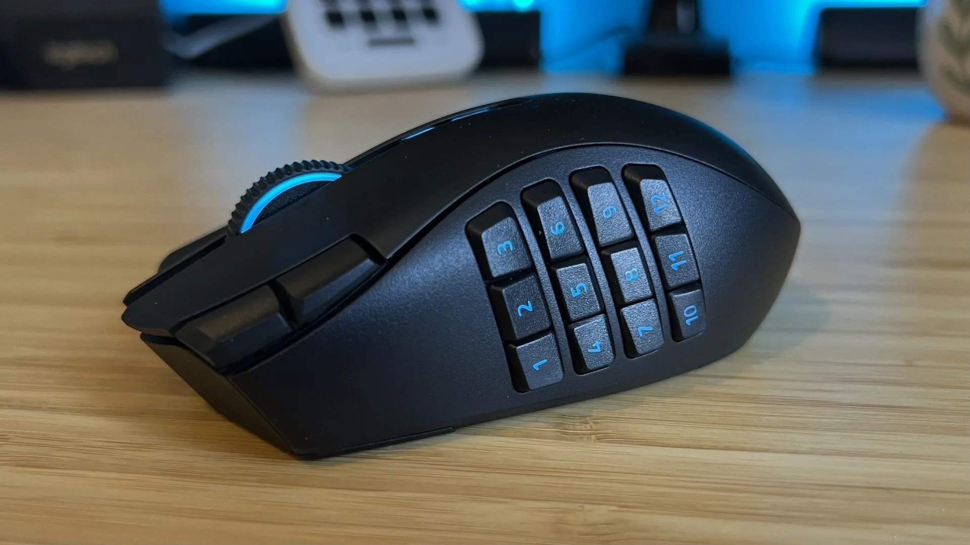 Razer Naga V3 Pro: Chuột gaming MMO đa năng hay thừa nút?