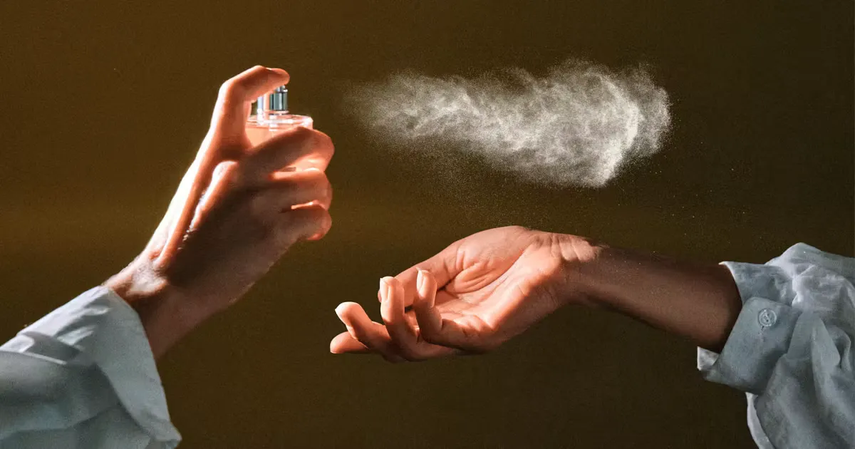 Cách xịt nước hoa đúng để mùi hương bền cả ngày