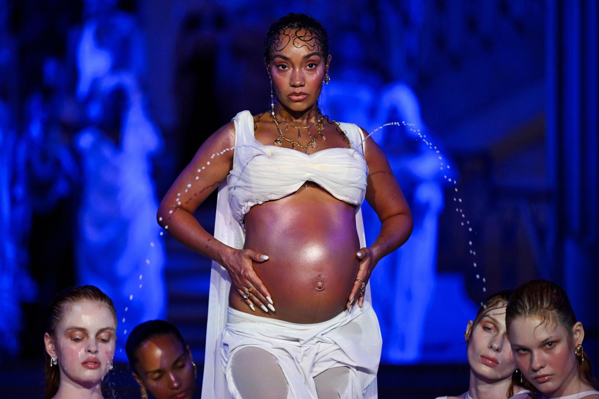 Những màn trình diễn gây tranh cãi ở London Fashion Week: Khi sự táo bạo chạm trần phản cảm