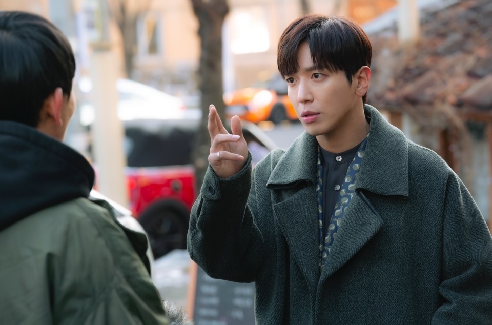 Jung Yong Hwa phá vỡ quy tắc từ chối hôn trong ‘Oh My Guard’