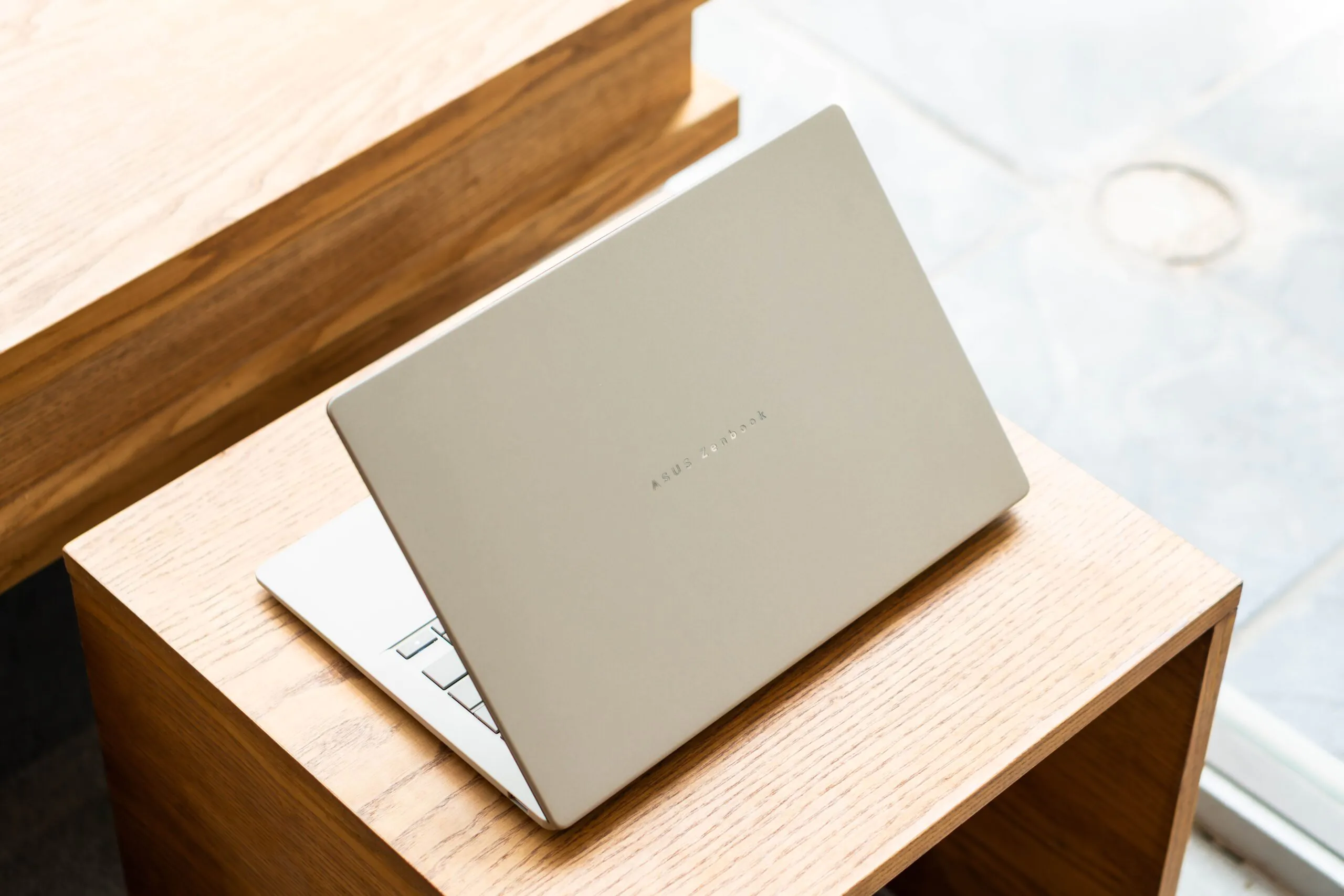 Laptop Siêu Nhẹ Dưới 1.5kg: Chọn Sao Cho Đáng Tiền?
