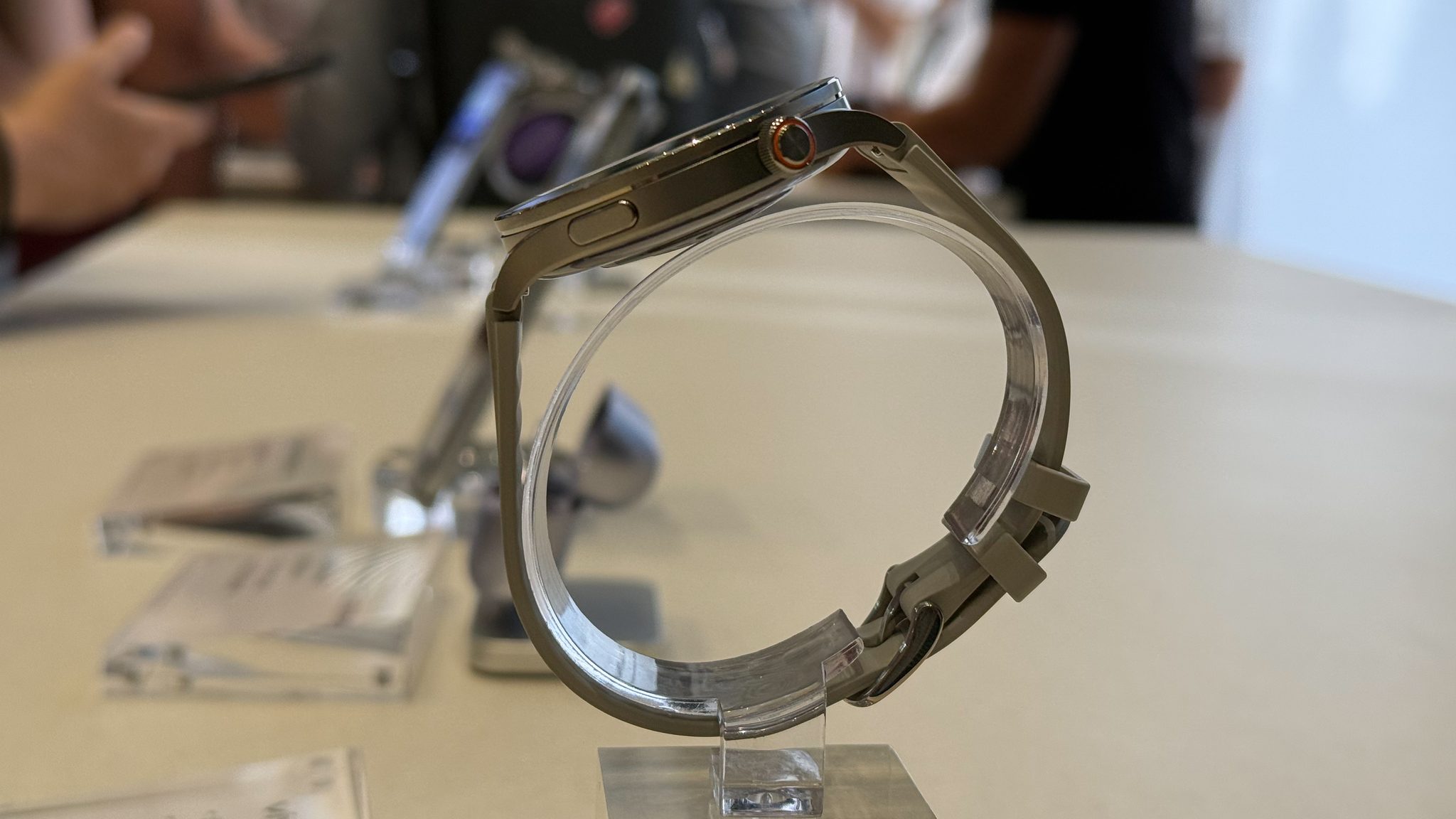 Jam Tangan Pintar Titanium: Vivo Watch 6 dan COROS Apex 4 Mengangkat Standard Premium