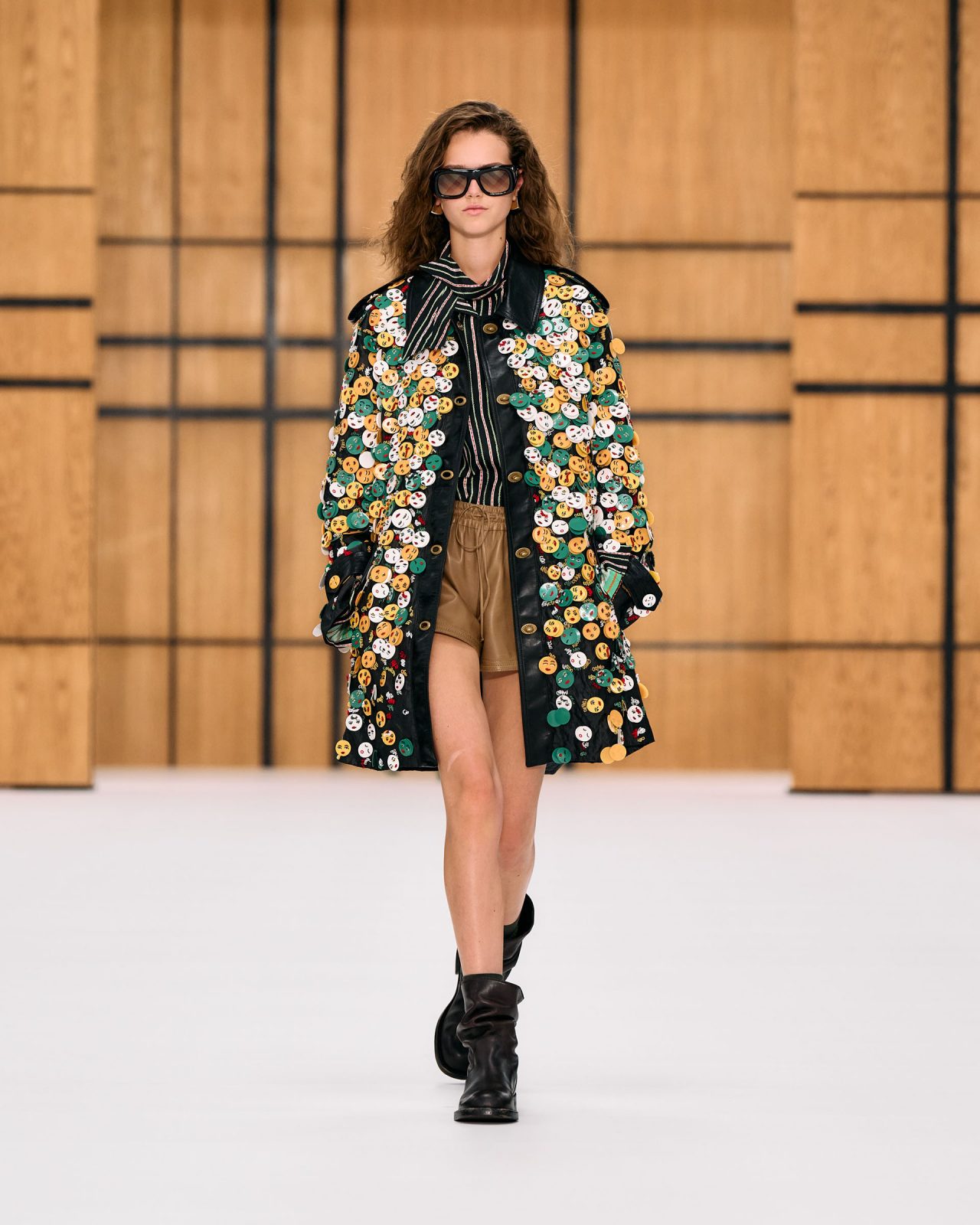 Daniel Lee tái định nghĩa di sản check của Burberry