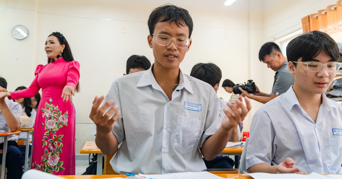 Học sinh say mê đờn ca tài tử khi bỏ đi điểm số và kỳ thi