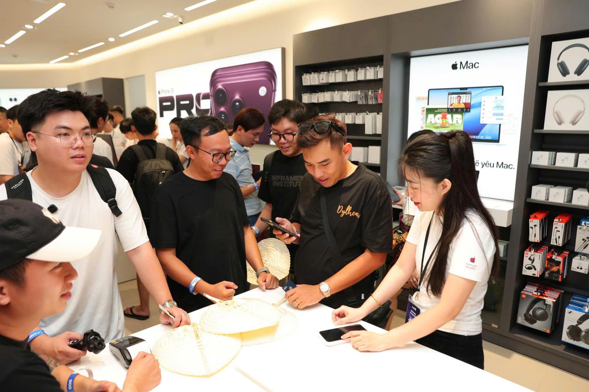 Vì sao iPhone 18 bùng nổ tại Việt Nam nhưng quốc tế nguội lạnh?