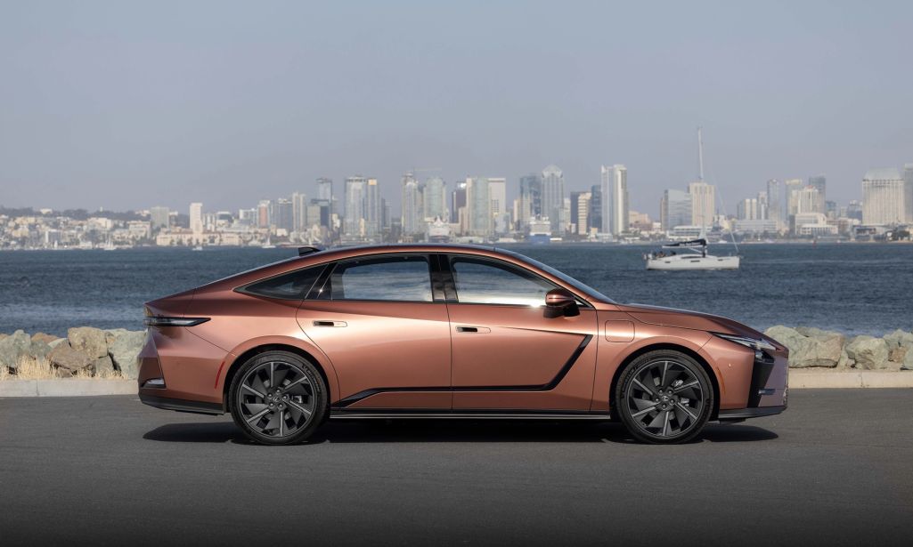 Lexus ES 500e: quân bài xe điện hạng sang gần 3 tỷ đồng
