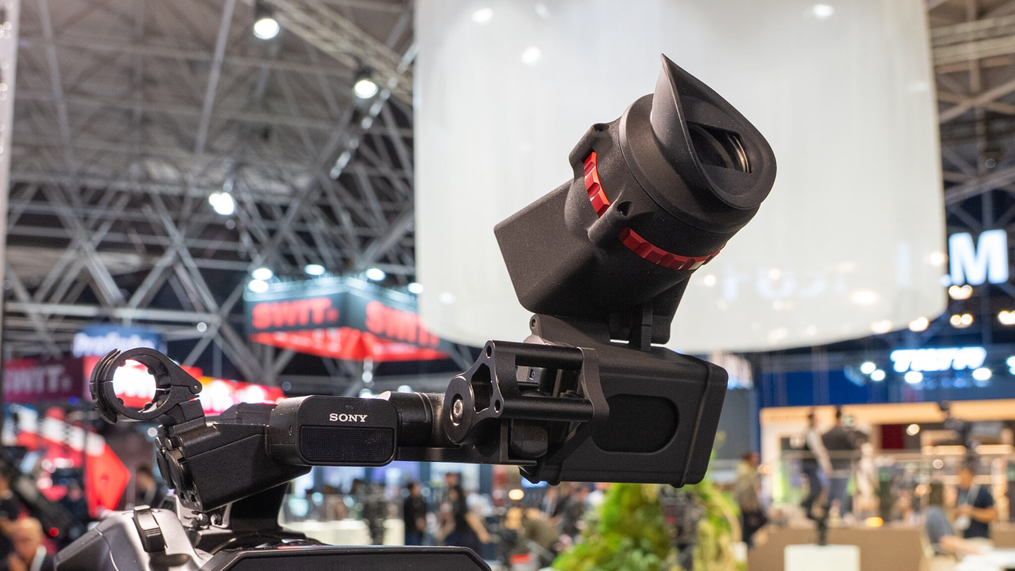 So sánh viewfinder ngoài OLED Fujifilm VF-GFXC2 và Vocas EL-40