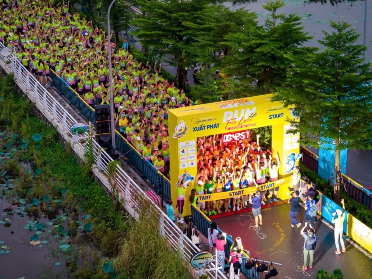 Vietnam Airlines tài trợ Run For Love: Chiến lược thương hiệu từ đường chạy Hồ Tây