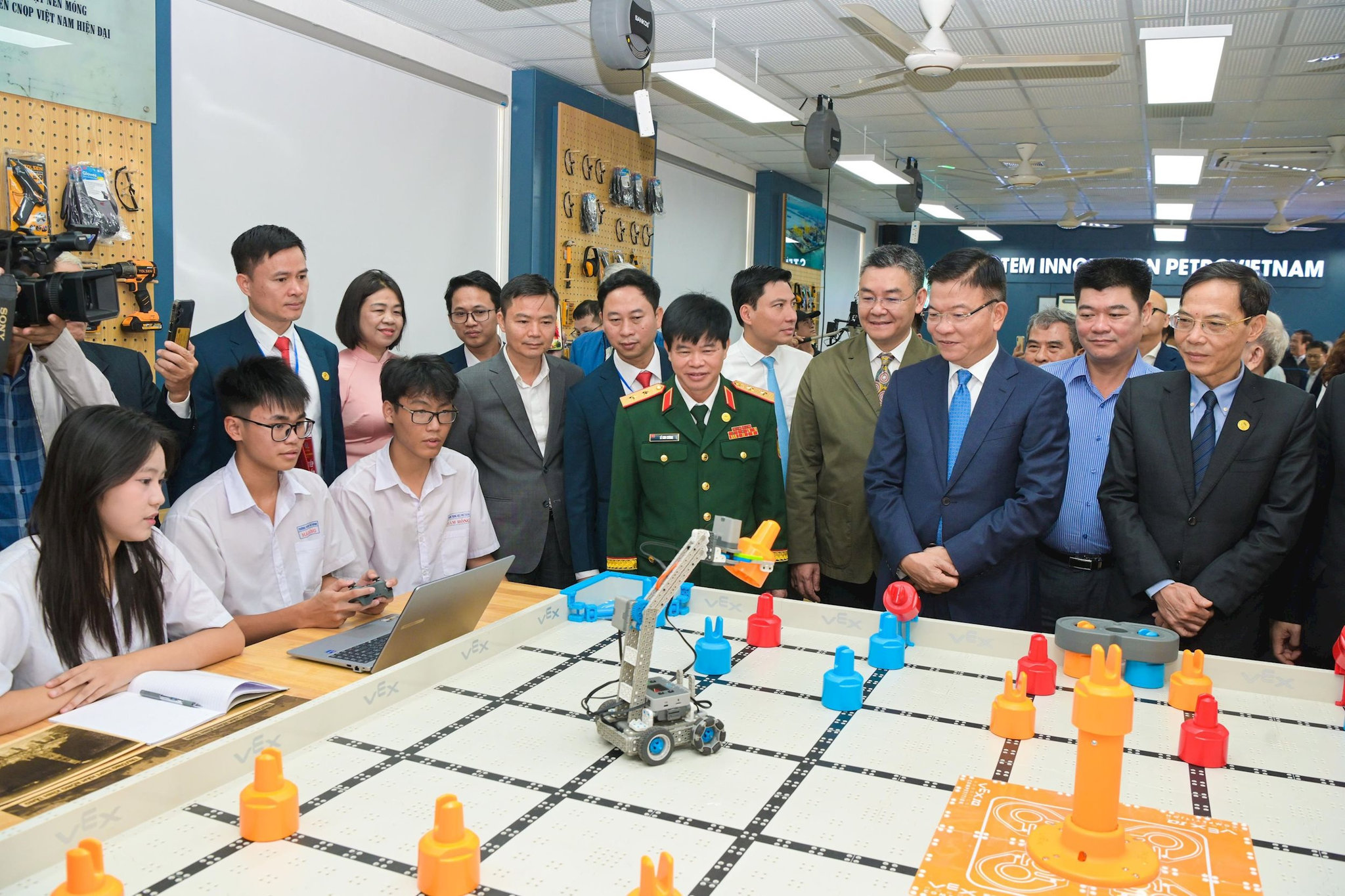 108 phòng thực hành STEM: bước ngoặt đổi mới dạy học khoa học