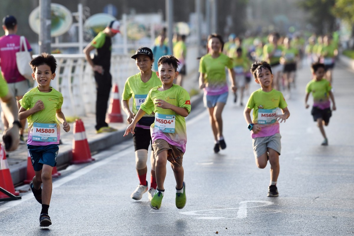 Vietnam Airlines tài trợ Run For Love: Chiến lược thương hiệu từ đường chạy Hồ Tây