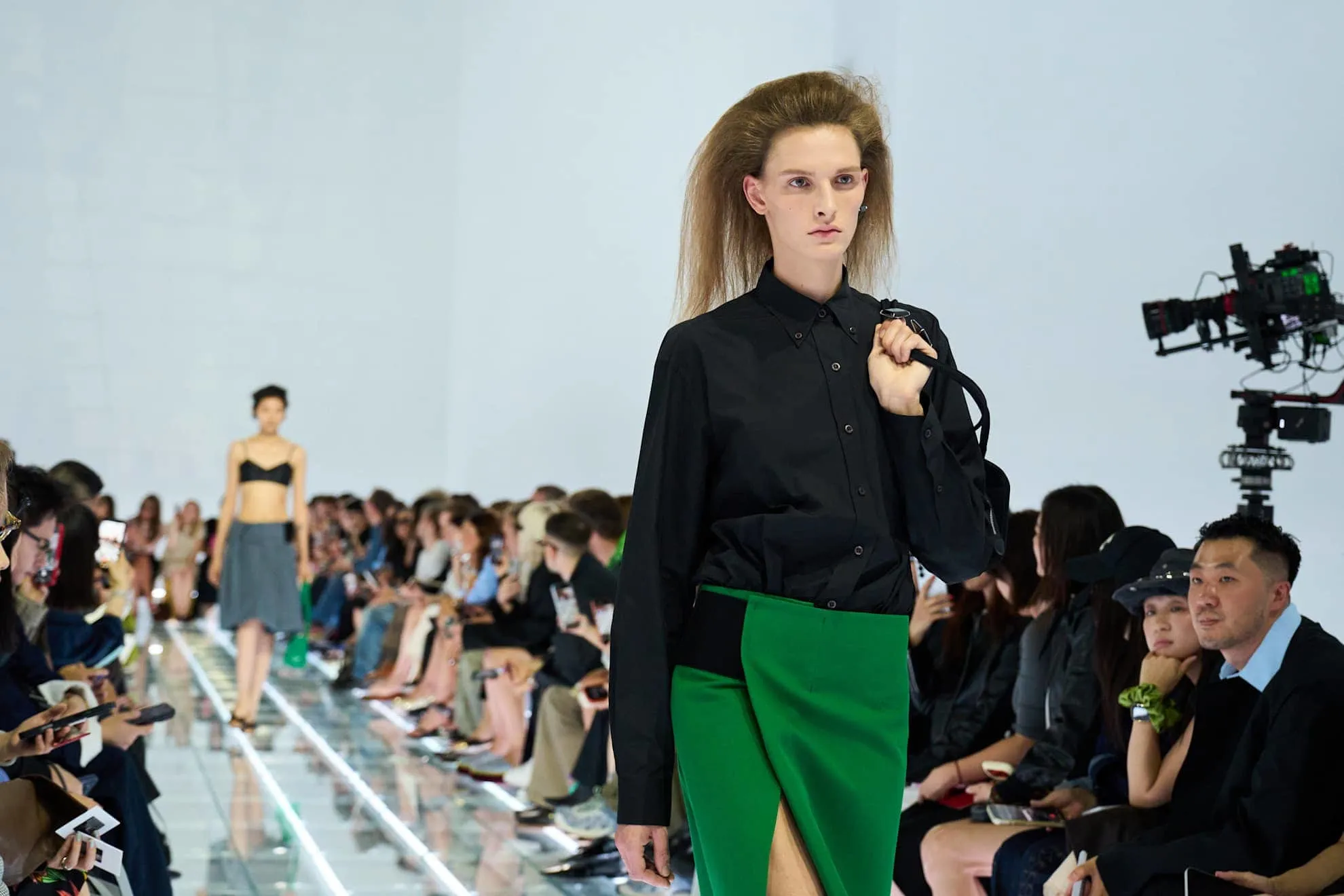 Kerumitan dan Kebebasan Dalam Skirt Ikonik Prada