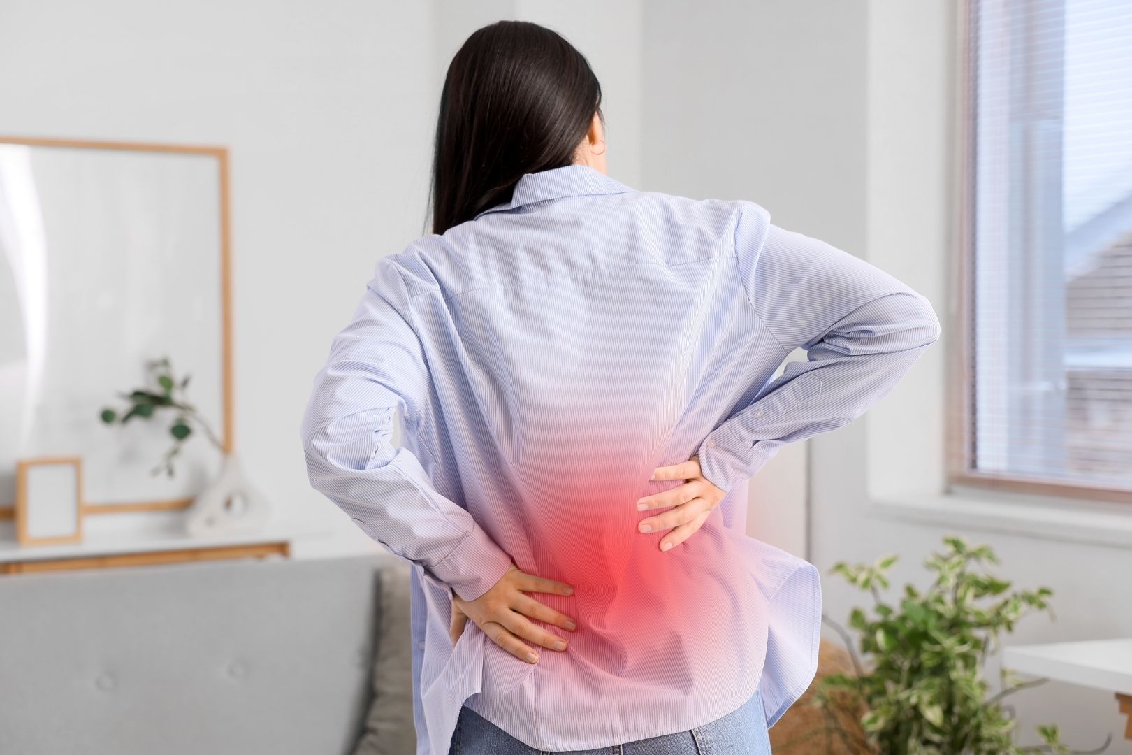 Đau lưng dưới: Đừng chỉ nằm yên, hãy học cách vận động đúng