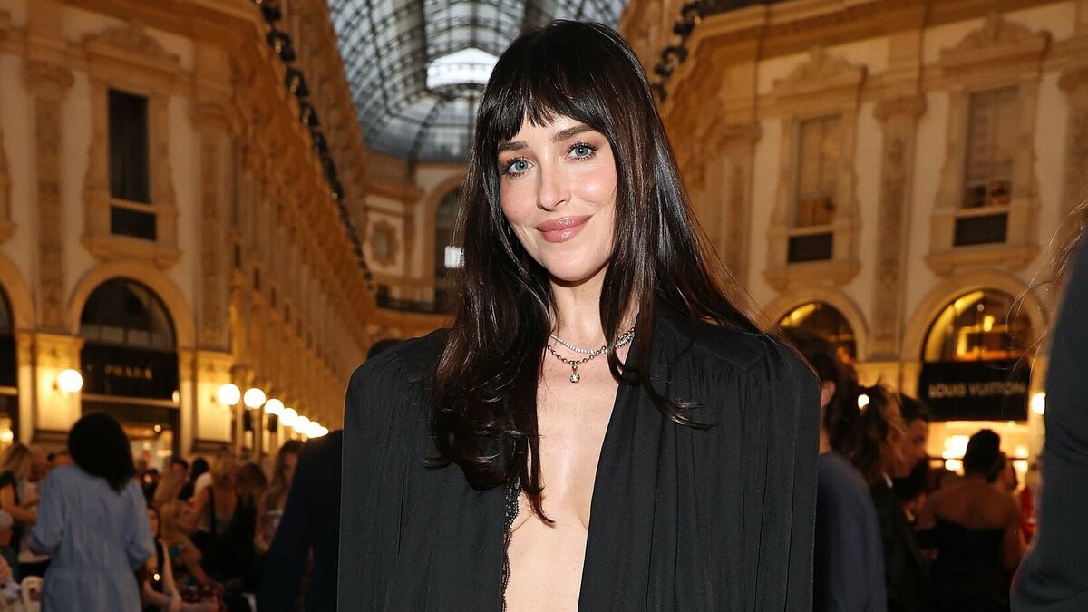 Dakota Johnson Định Hình Lại Mốt Váy Xuyên Thấu Trên Thảm Đỏ