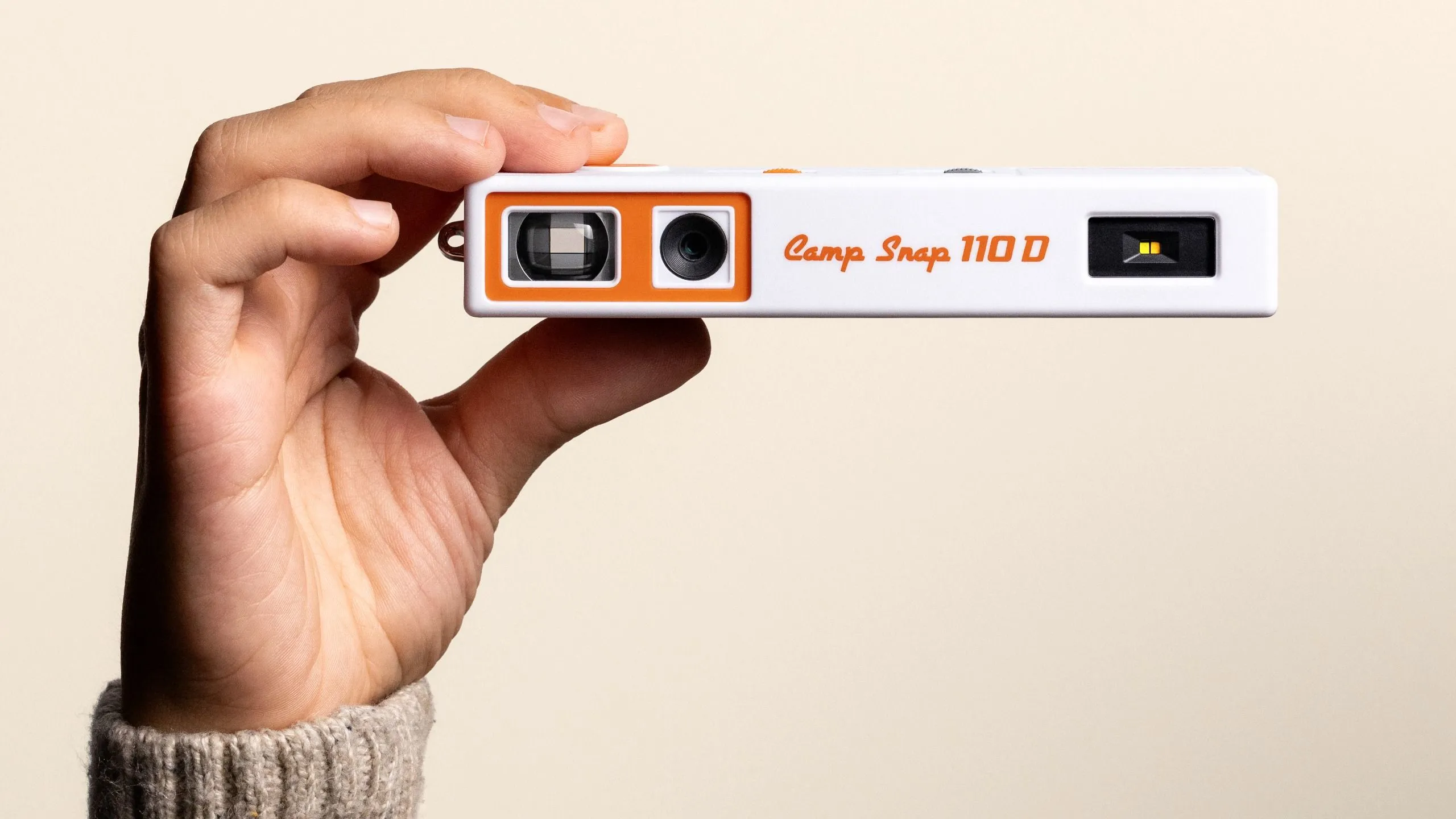 Camp Snap 110D: Máy ảnh số không màn hình mang tinh thần phim 110