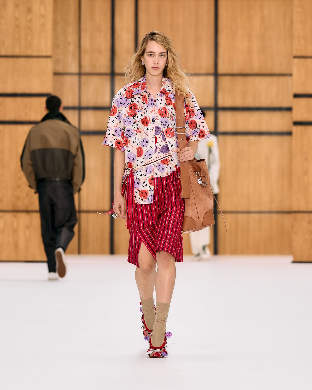 Daniel Lee tái định nghĩa di sản check của Burberry