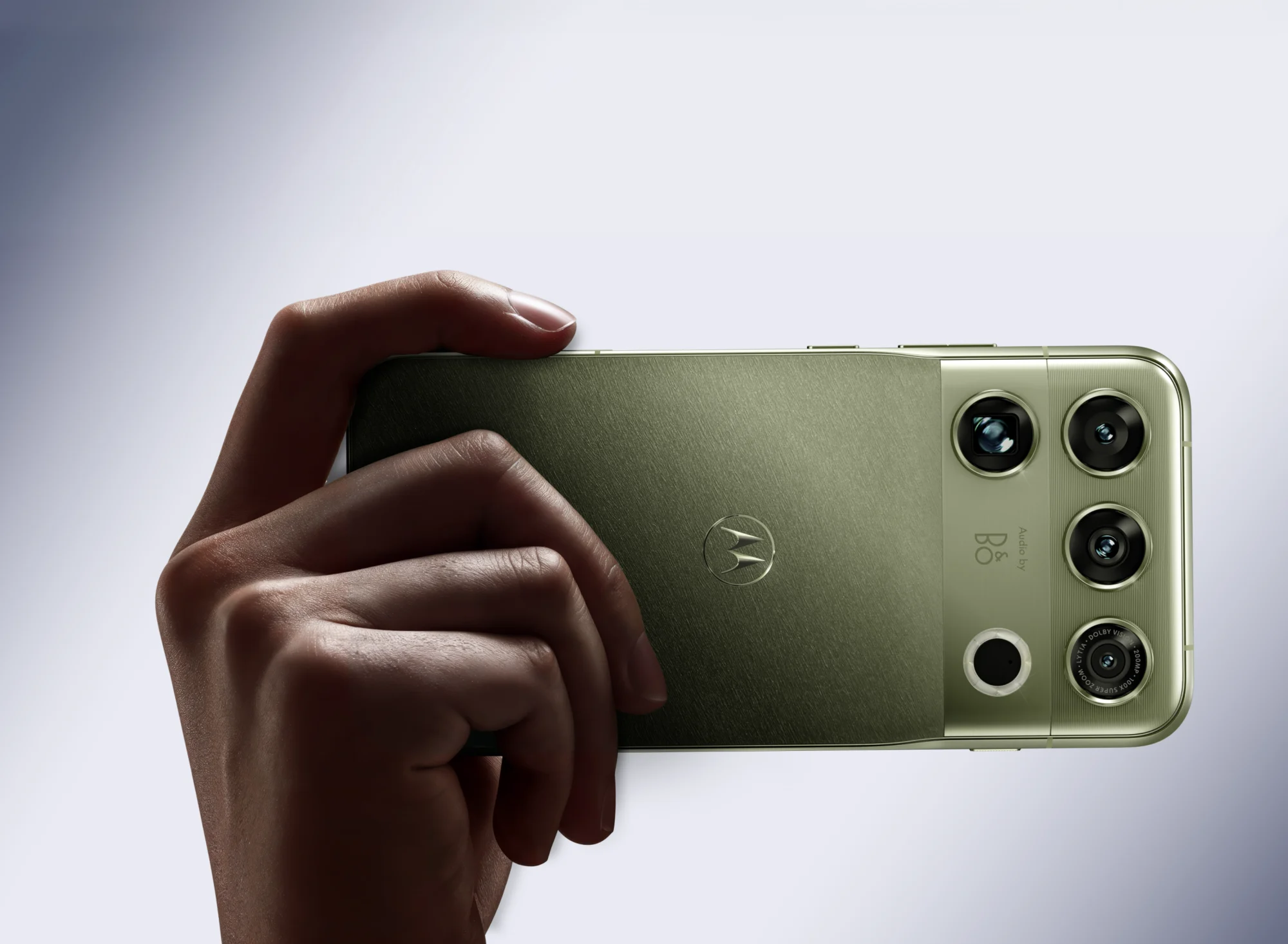 Motorola Signature 27 với Snapdragon 8 Elite Extreme: Có đáng nâng cấp từ Galaxy S24 Ultra và iPhone 15 Pro Max?