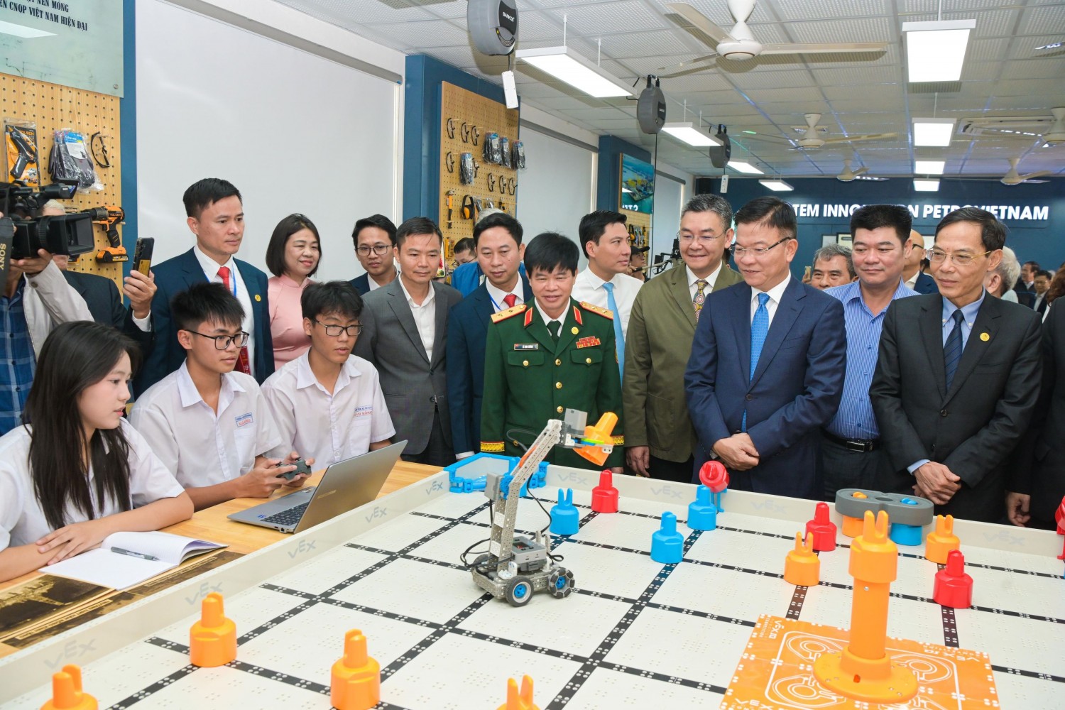 Quảng Ninh bứt phá phòng thực hành STEM và giáo dục AI