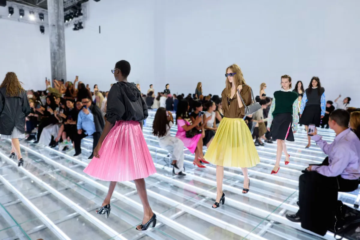 Prada Xuân Hè: Khi chiếc váy trở thành phòng thí nghiệm ý niệm