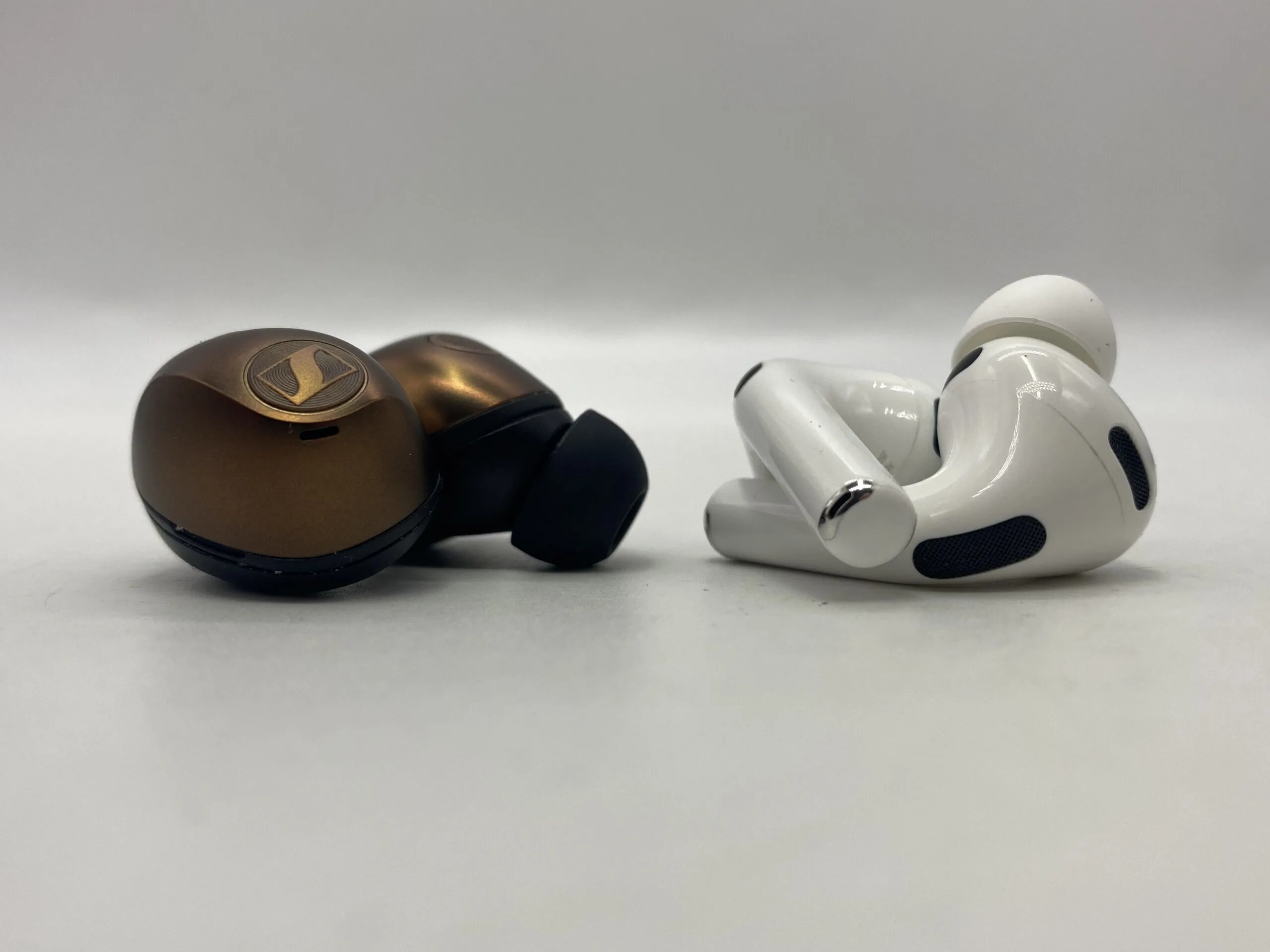 Sennheiser MOMENTUM True Wireless 5 vs AirPods Pro 3: chọn tai nghe chống ồn flagship nào cho người đi làm?