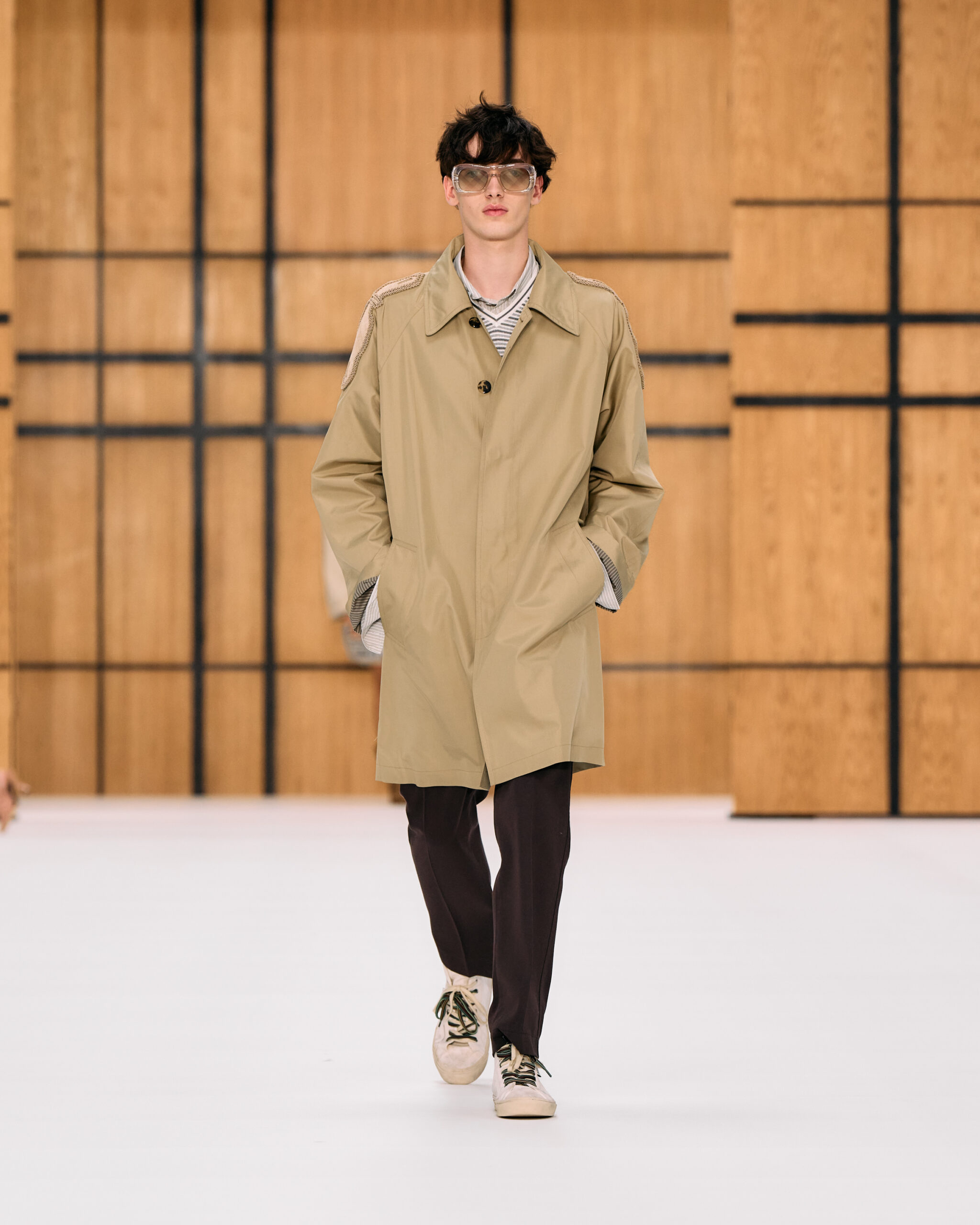 Daniel Lee tái định nghĩa Burberry: Khi kẻ sọc lùi vào nền