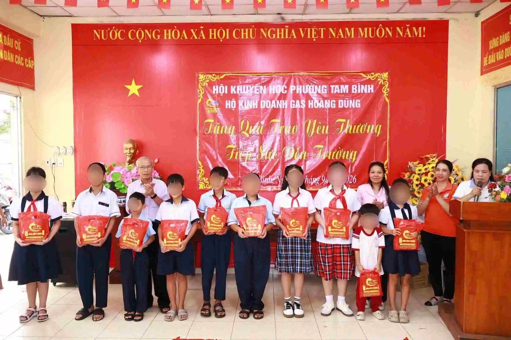 Tặng xe đạp, vở và bảo hiểm: cộng đồng tiếp sức học sinh khó khăn