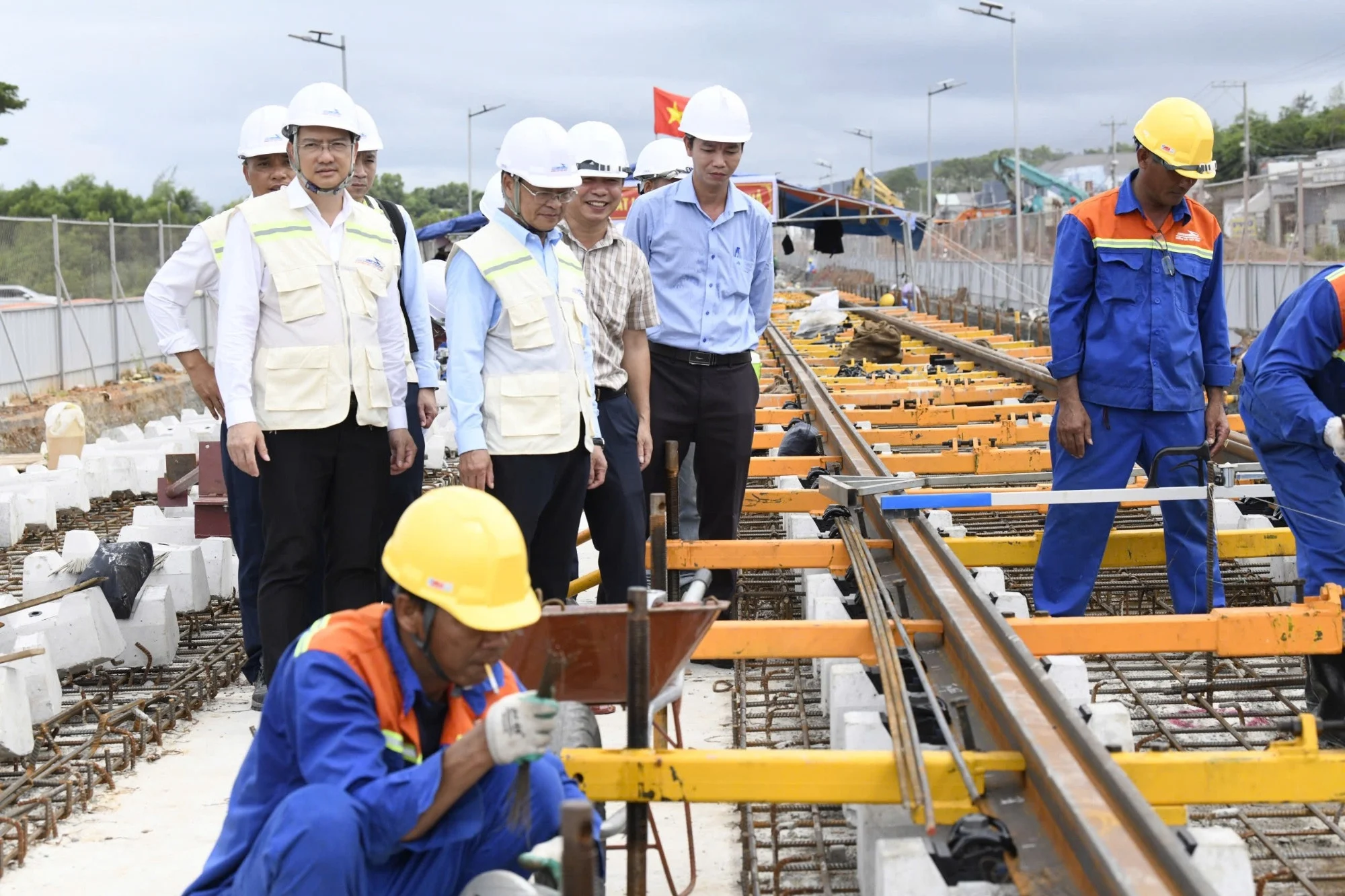 Đường sắt nhẹ Phú Quốc tăng tốc lắp đặt ray, hướng tới chạy thử