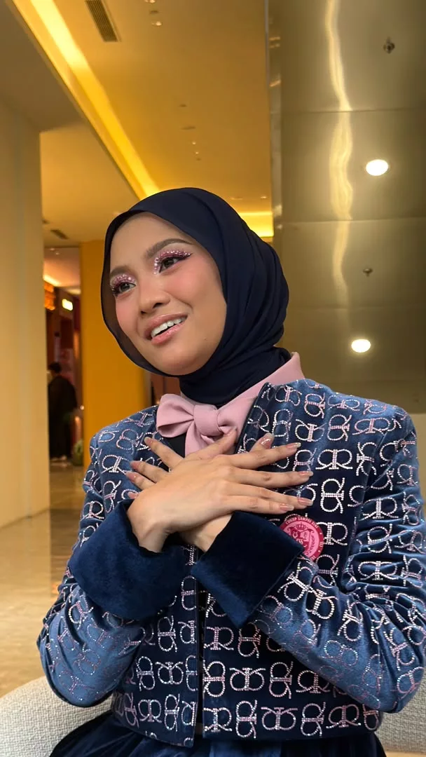 Bagaimana Penyanyi Profesional Menangani Kritikan & Haters