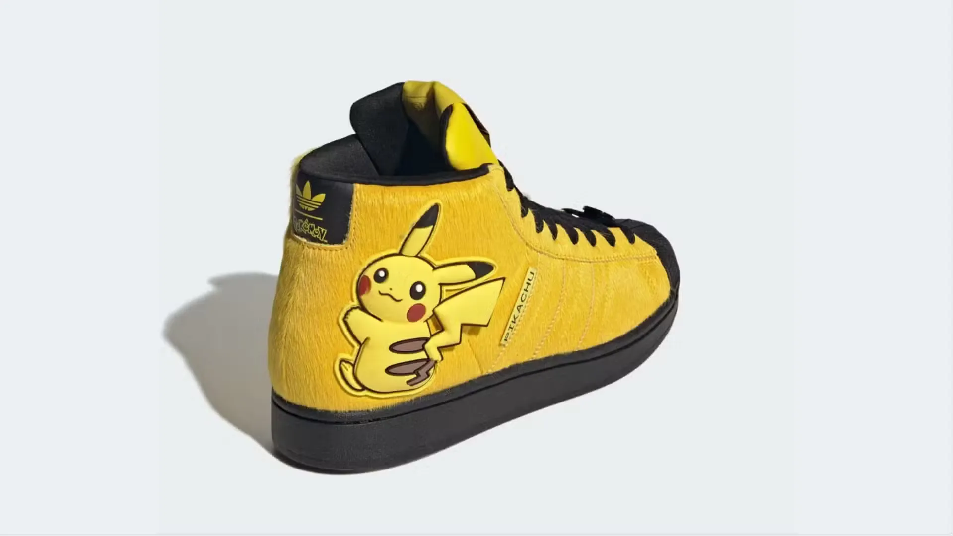 Từ Pokémon đến Harris Tweed: sneaker collab đang viết lại ranh giới luxury và streetwear
