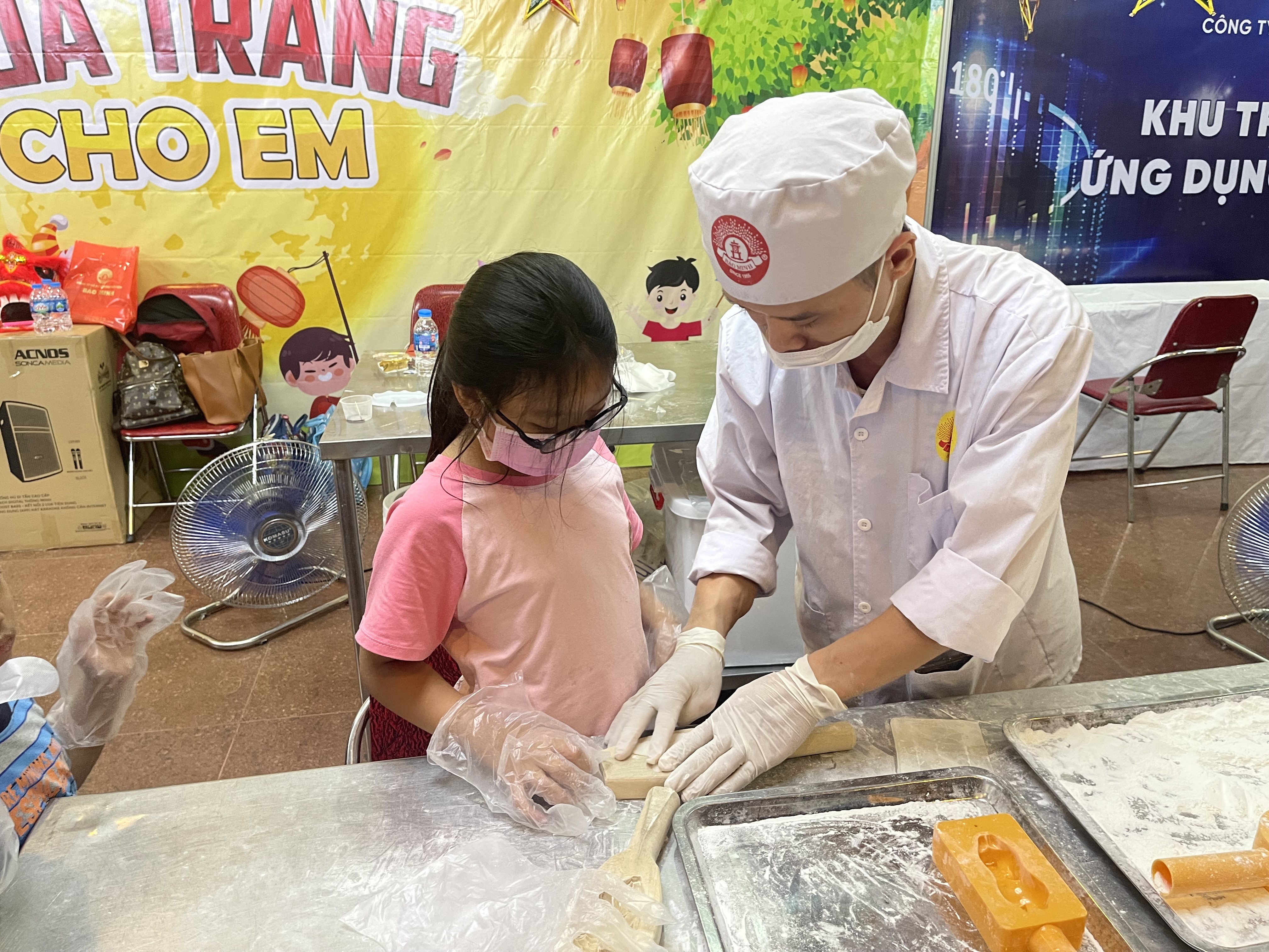 Lễ hội Trung thu tại Hà Nội: Cùng con làm tò he và đồ chơi dân gian