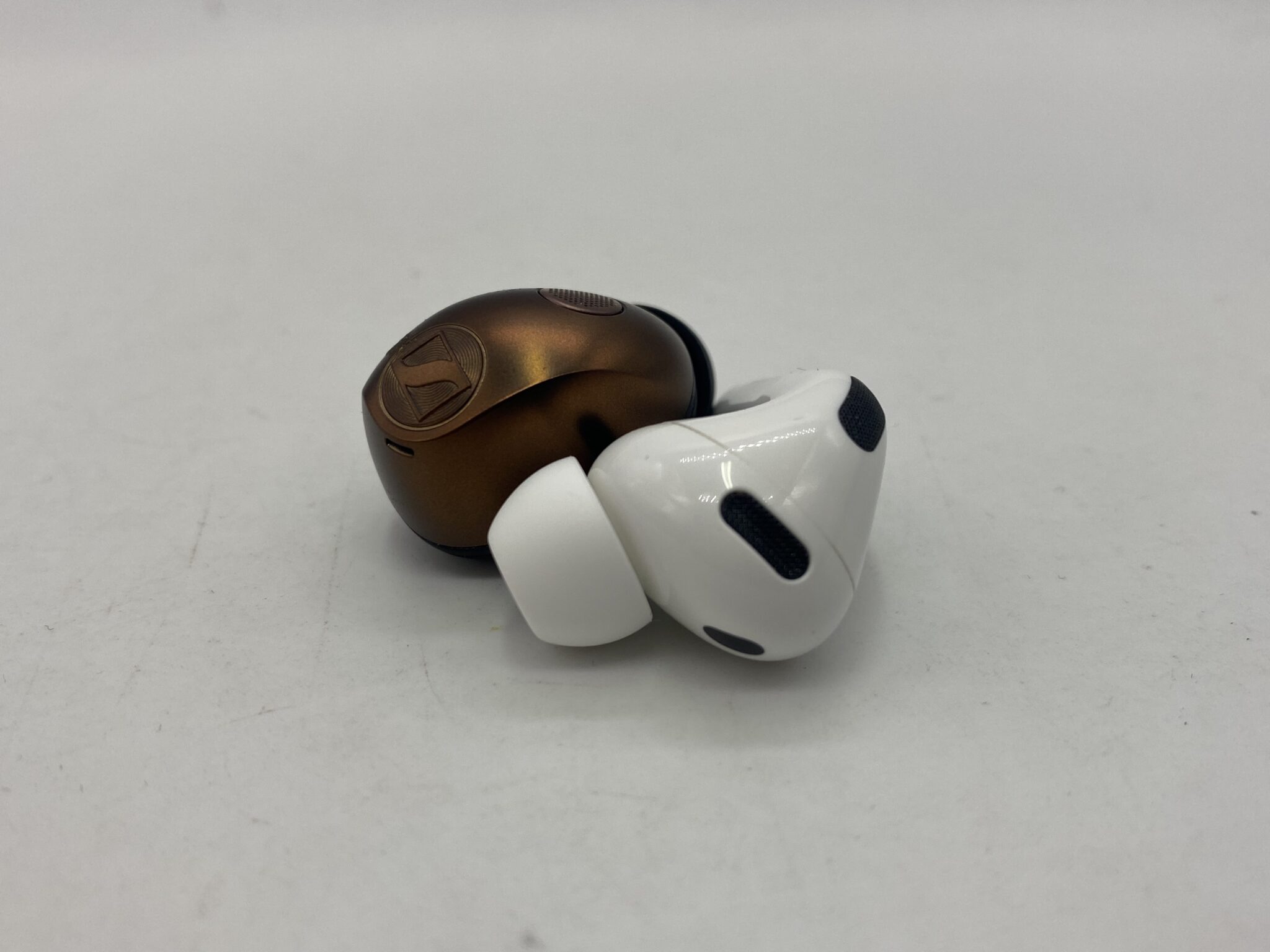 Sennheiser MOMENTUM True Wireless 5 vs AirPods Pro 3: chọn tai nghe chống ồn flagship nào cho người đi làm?