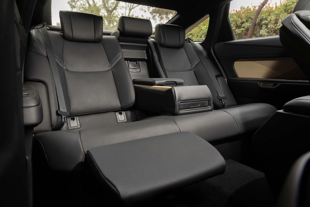 Lexus ES 500e: quân bài xe điện hạng sang gần 3 tỷ đồng