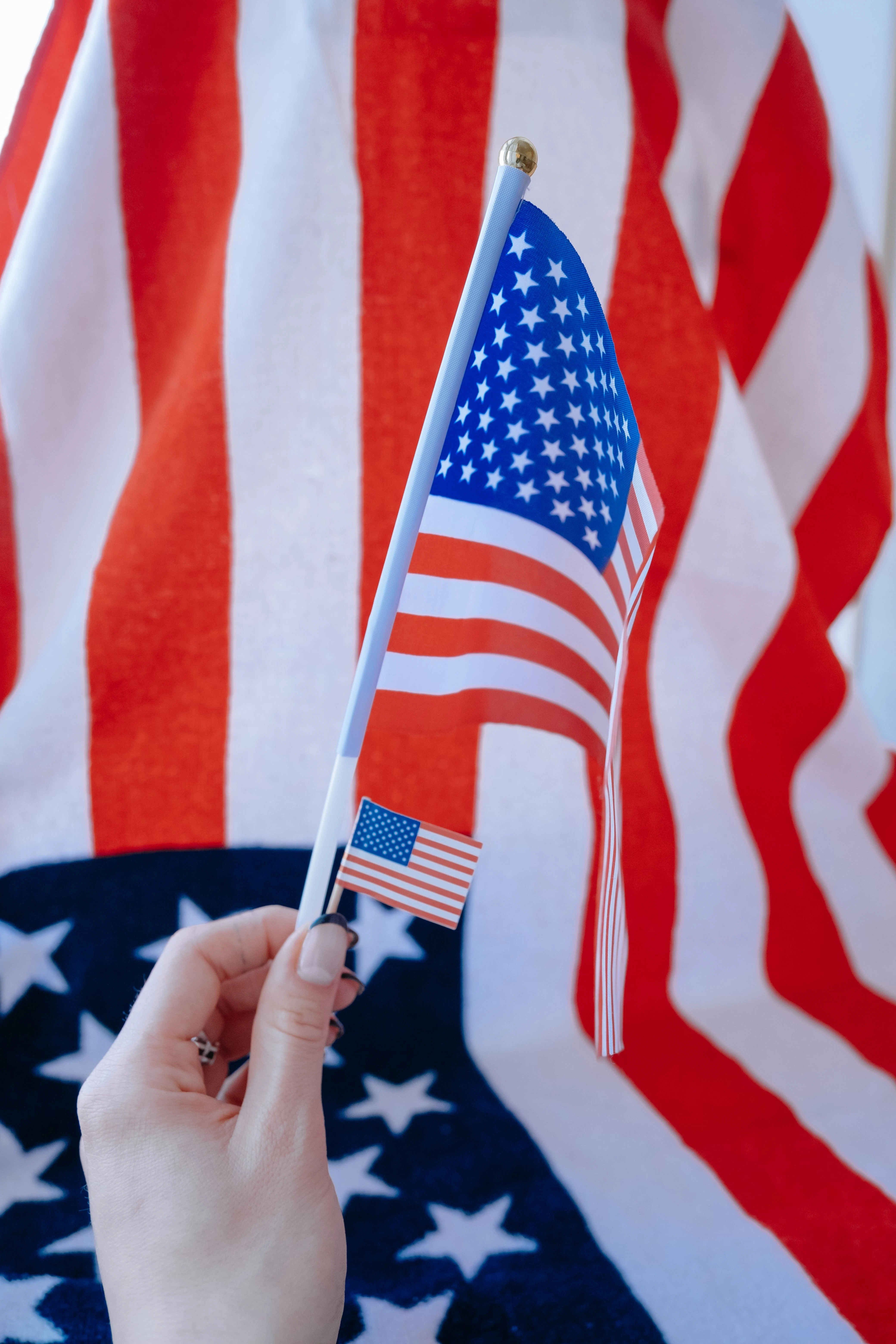 Phí thị thực H-1B 100.000 USD của Trump: chiến lược pháp lý hay rủi ro kinh tế?